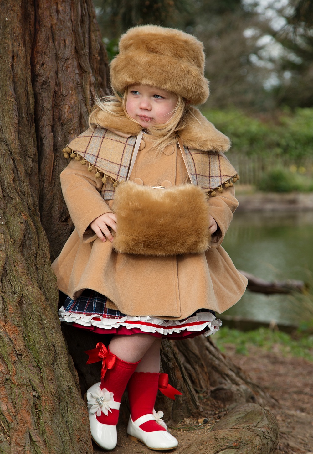 Rückstand Leck Besuch girls red velveteen coat and hat set by couche ...